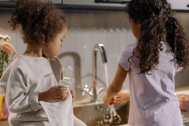 2 girls washing dishes